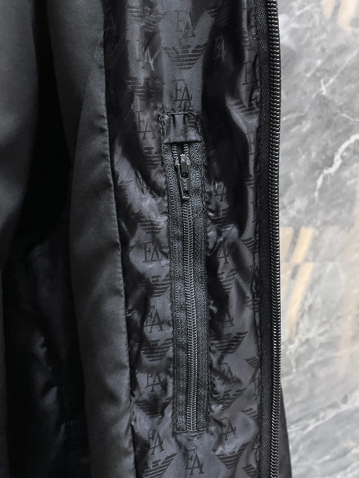Armani official website Same Style, complete with three labels, on sale in advance. 2026 Autumn and Winter New Arrival men's jacket, Original with complete three labels, Premium version. Custom-made fabrics at the counter. Breathable, high comfort, impeccable details, brand element design concept, reflecting high quality. It feels delicate and soft, presents a casual cut, and has a great upper body shape. Sizes: M～3XL